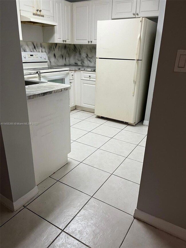 10586 SW 6th St unit 1410, Pembroke Pines, FL 33025 - photo 3