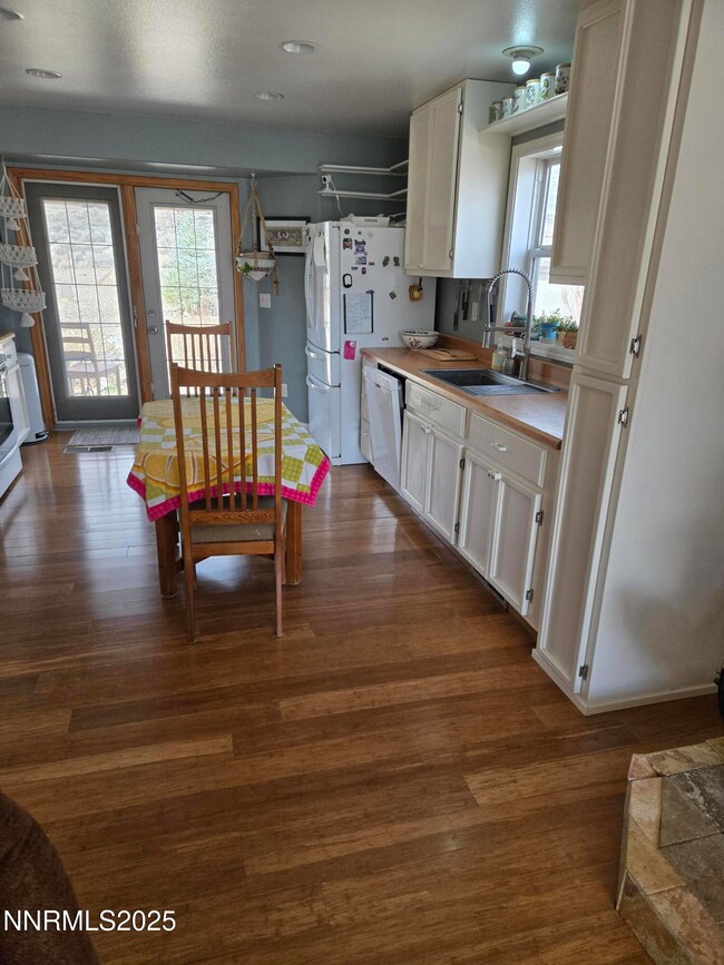 4190 Mountain View Dr, Topaz Ranch Estates, NV 89444 - photo 2