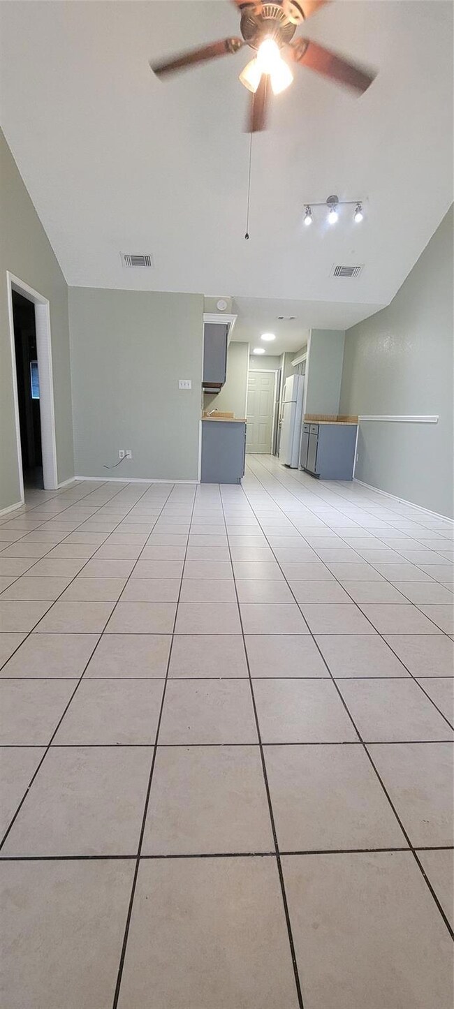 604 Lost Springs Ct unit B, Arlington, TX 76012 - photo 3