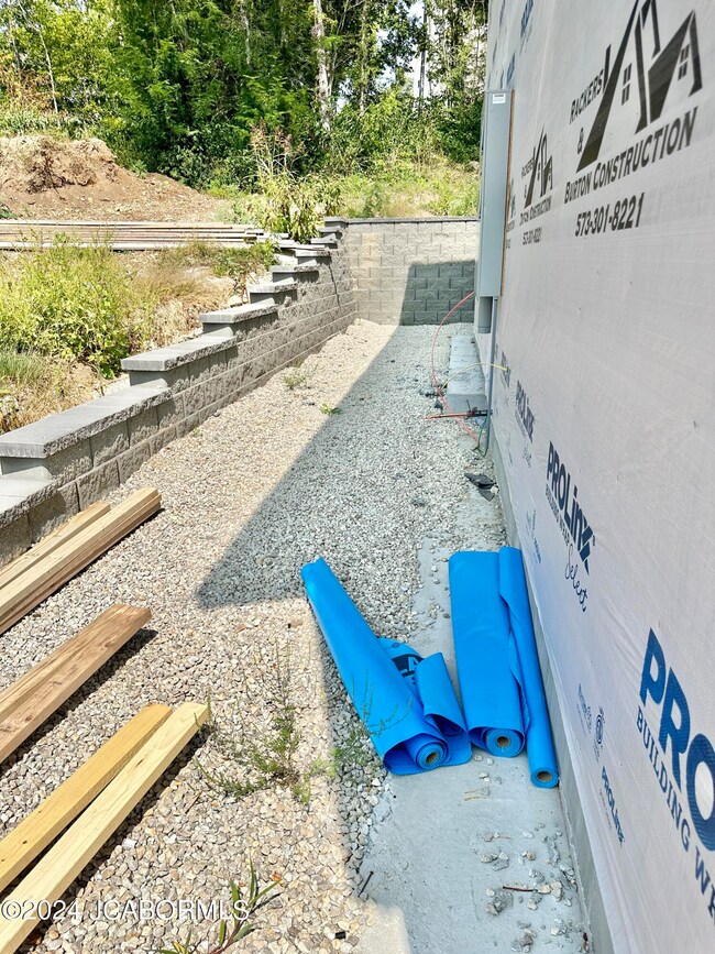 504 Doe Run unit A & B, Jefferson City, MO 65109 - photo 2