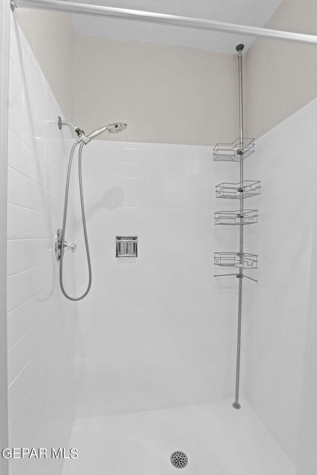 10557 Greenway Ave, El Paso, TX 79925 - photo 5