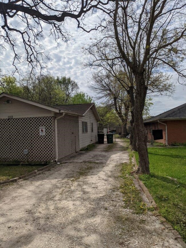 1112 Eubanks St, Houston, TX 77022 - photo 6