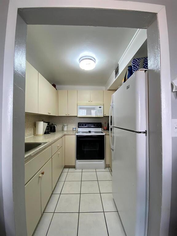 Westland Manors East Condos unit 304, Hialeah, FL 33012 - photo 2