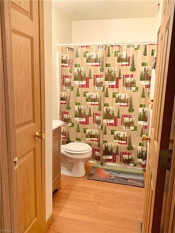 Full bath on man living area.