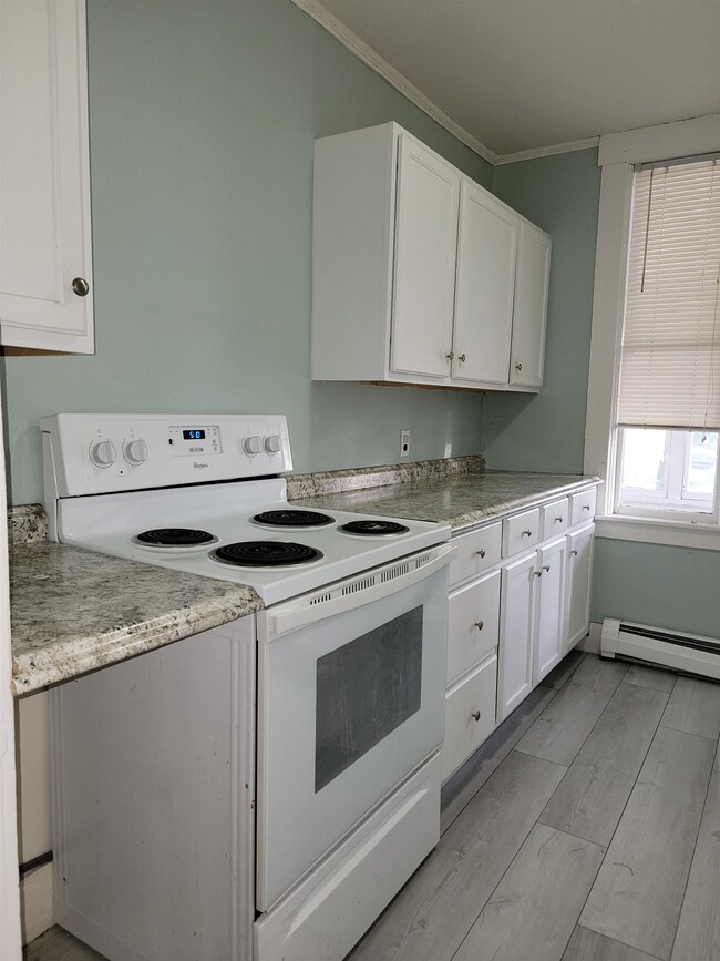 9 Academy Ln unit 4, Walpole, NH 03608 - photo 3