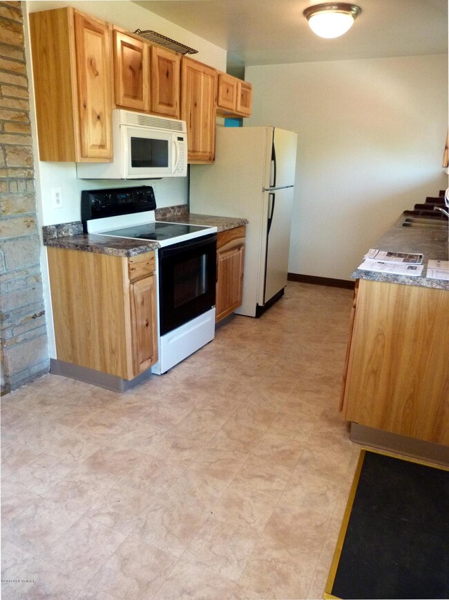 Kitchen w/Hickory Cabinets