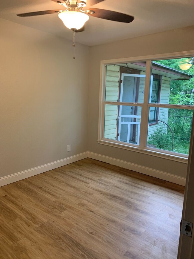 417 W 8th St, Bonham, TX 75418 - photo 6