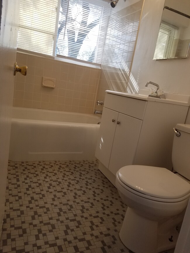 6023 N Fairfield Ave unit P13, Chicago, IL 60659 - photo 6