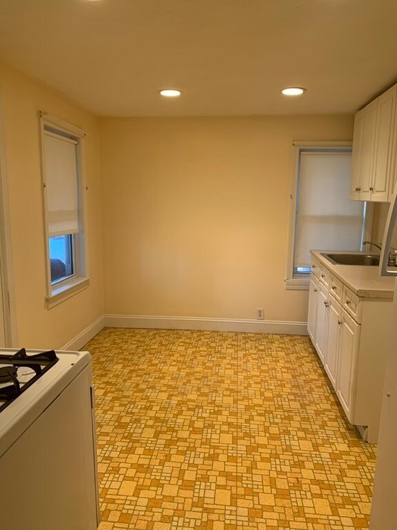 147 Washington Cir unit 1, Woburn, MA 01801 - photo 2