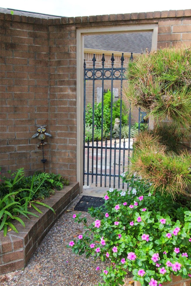 516 Towne Ct, Alvin, TX 77511 - photo 4