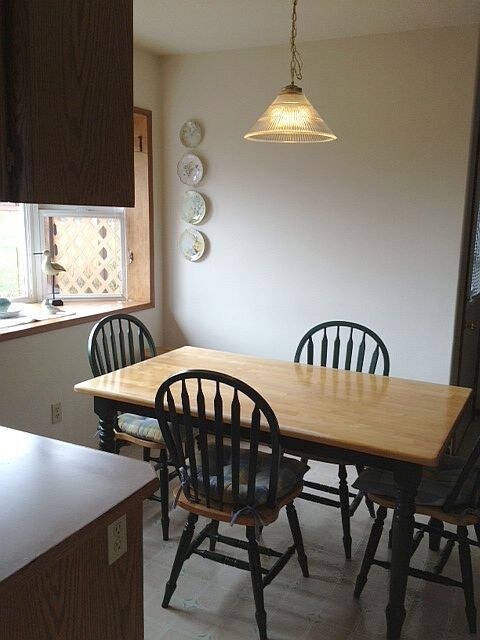 KITCHEN EATING AREA