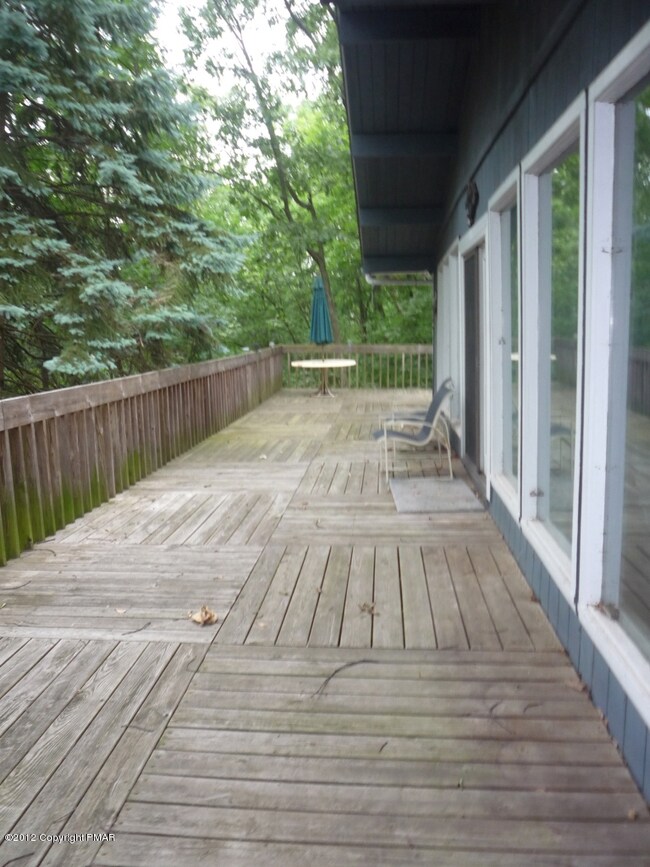 334 Mockingbird Ct, Pocono Mountain Lake Estates, PA 18324 - photo 3