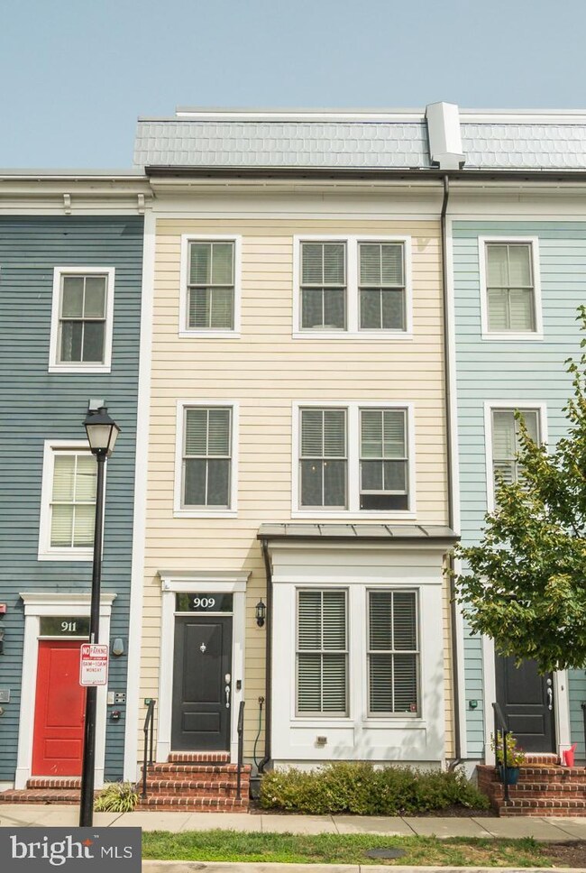 909 Montgomery St, Alexandria, VA 22314 - photo 2