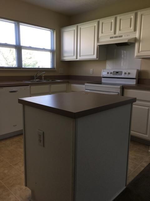 KITCHEN - has all appliances!