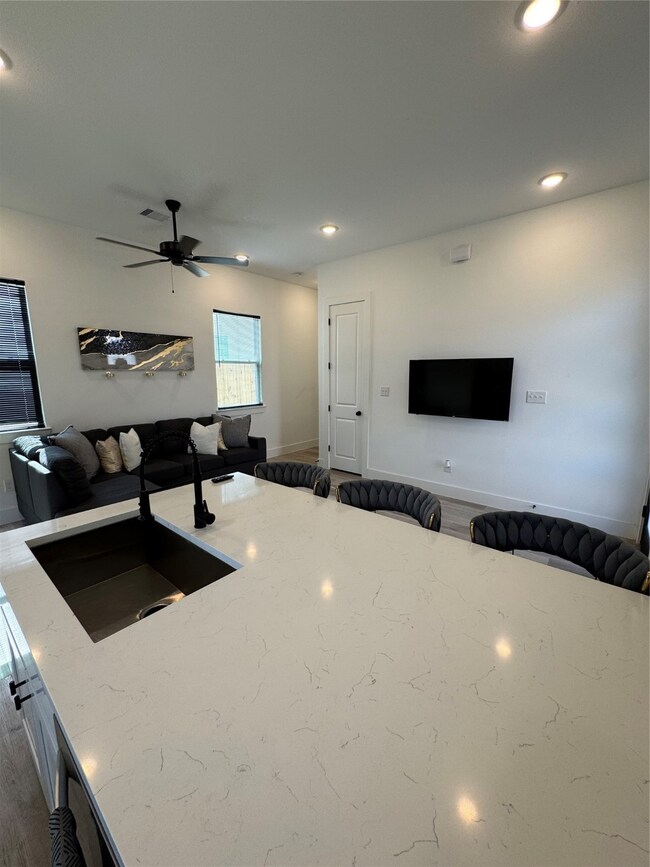 8424 Wileyvale Rd unit B, Houston, TX 77016 - photo 6