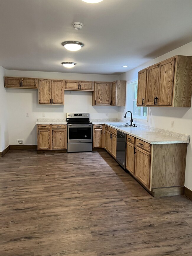 505 W 6th St, Siler City, NC 27344 - photo 3