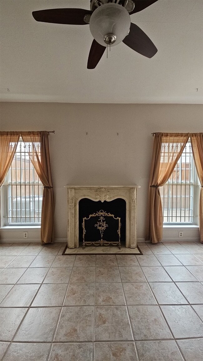 SPACIOUS LIVING ROOM WITH FIREPLACE