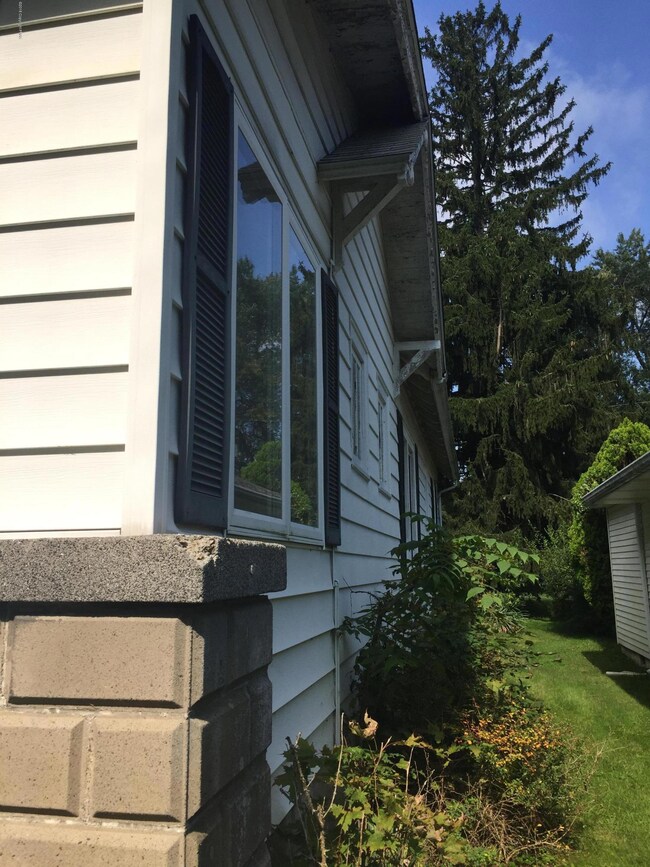 412 Bryant St, Stroudsburg, PA 18360 - photo 3