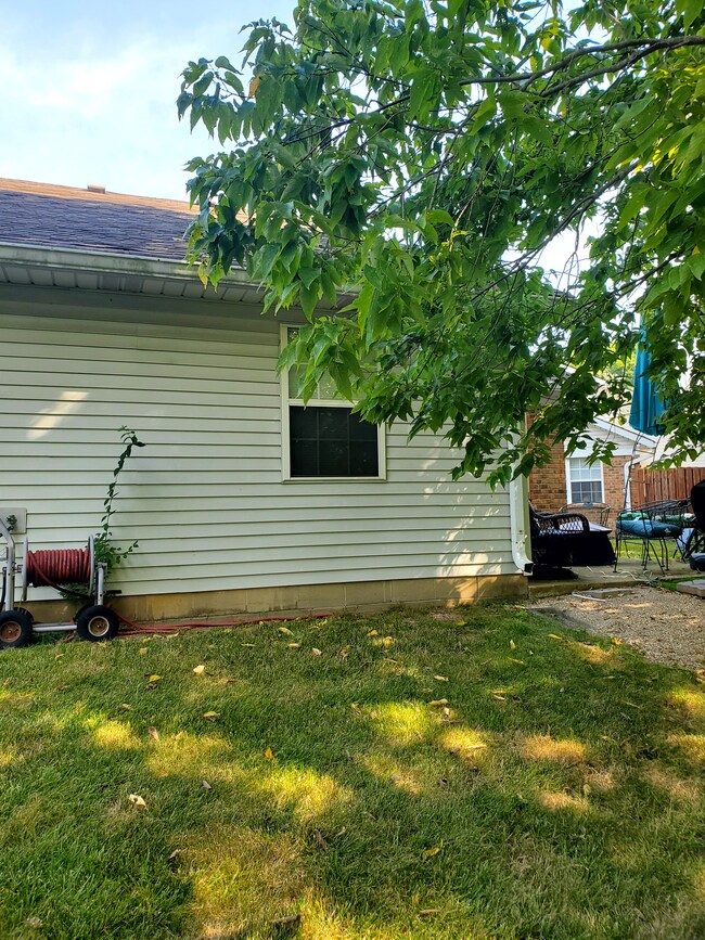 1065 Ina Cir, Franklin, IN 46131 - photo 3