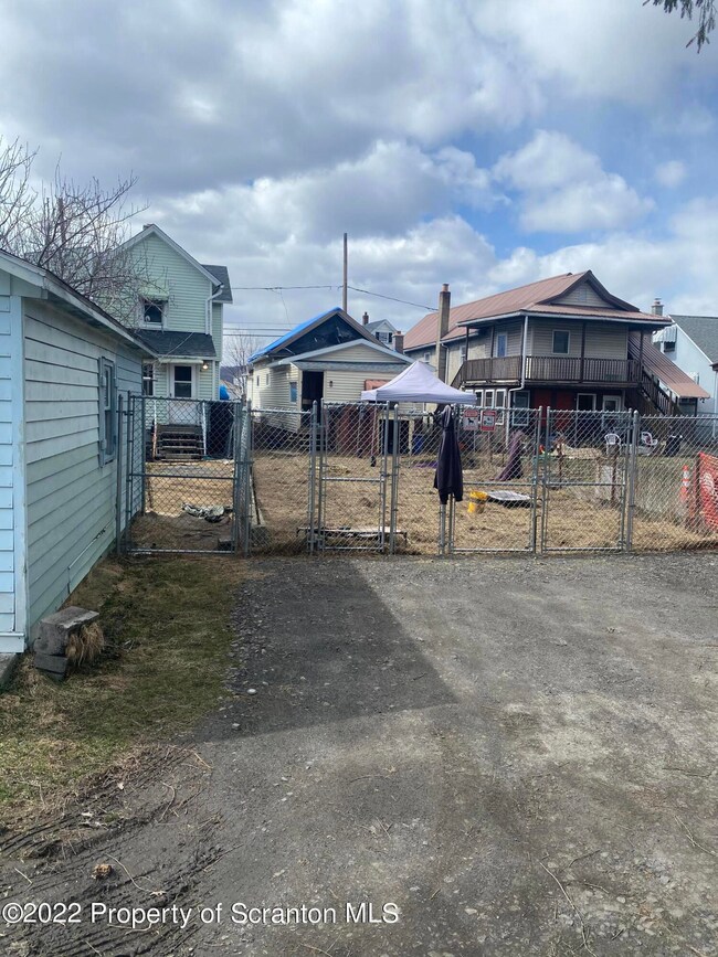 612 1/2 Cypress St, Throop, PA 18512 - photo 5