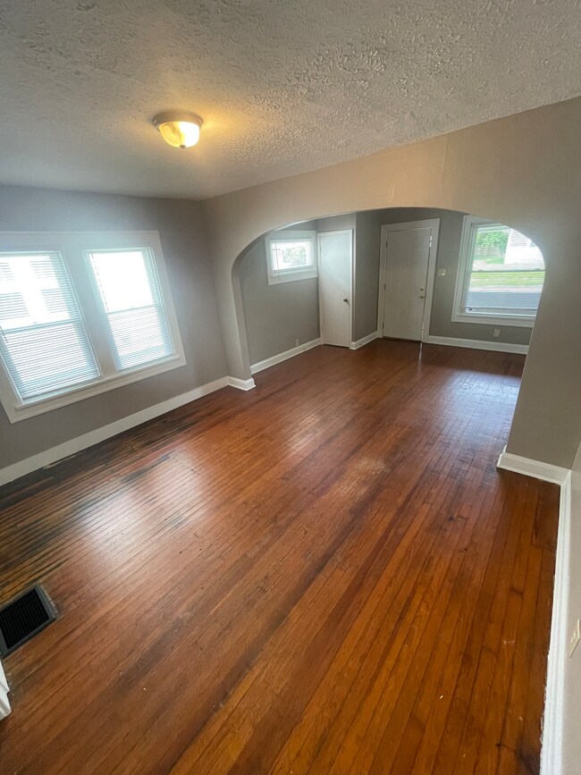 896 N Gladstone Ave, Indianapolis, IN 46201 - photo 5