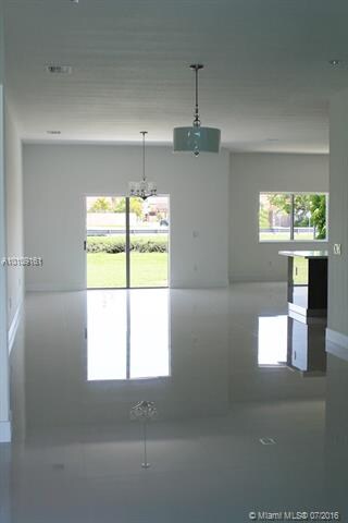 Living/Dining with 32
