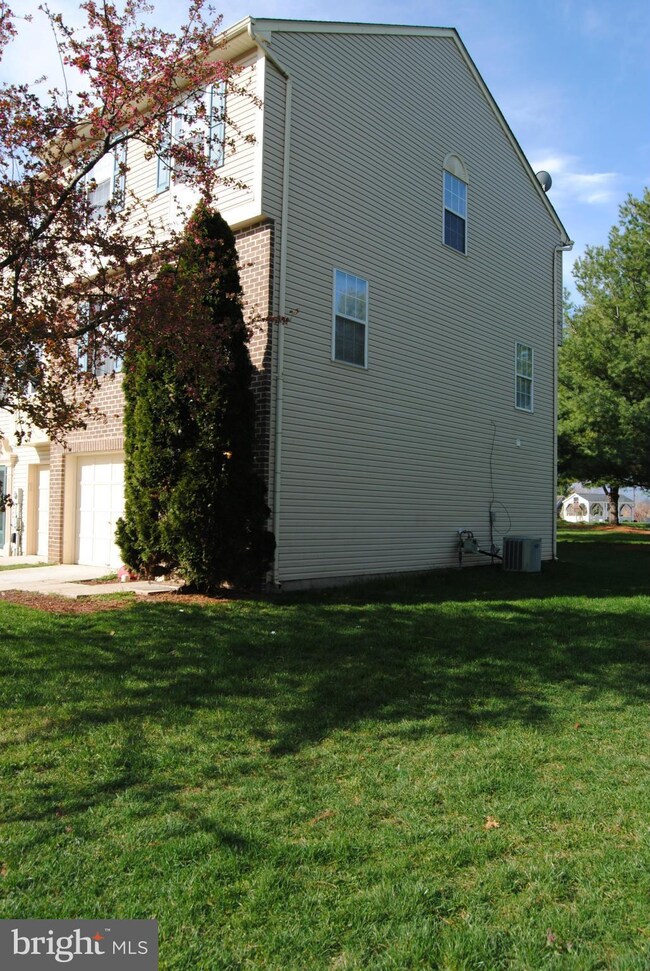 11234 Cristins Cir, Hagerstown, MD 21742 - photo 3