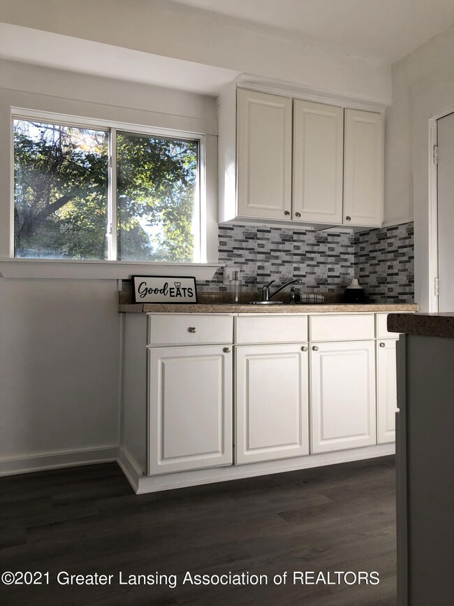 1130 Kingsley Ct, Lansing, MI 48915 - photo 6