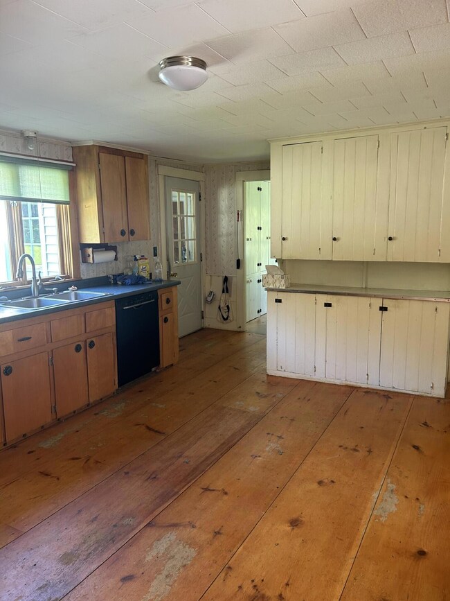 0387 kitchen storage cabinet door to mud