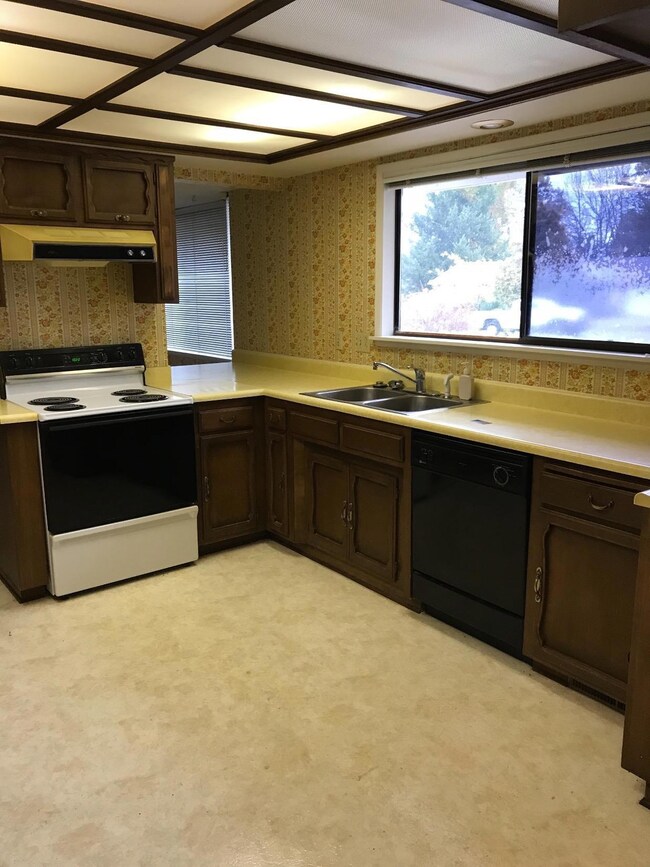 2078 Haviland Dr, Grants Pass, OR 97527 - photo 3