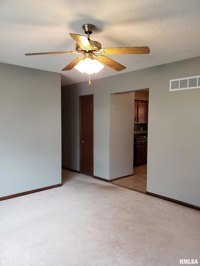 4811 Candlelight Dr, Davenport, IA 52806 - photo 4