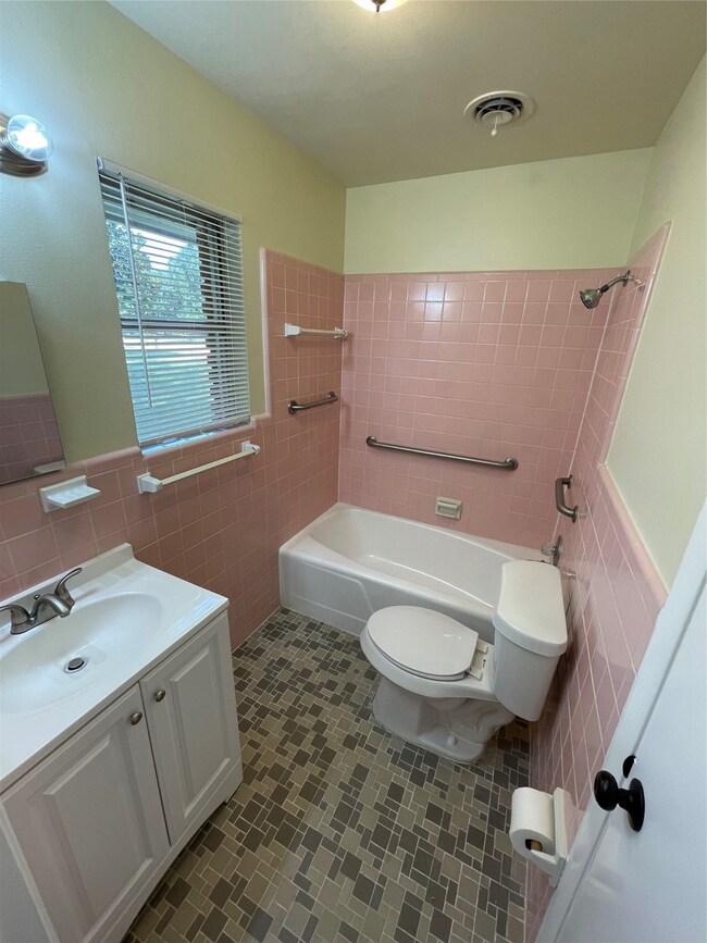 205 E Crestmont Dr, Alvin, TX 77511 - photo 6