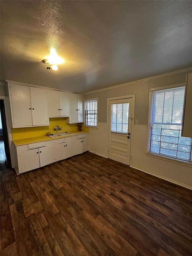 Kitchen with ornamental molding, a wealth of natur