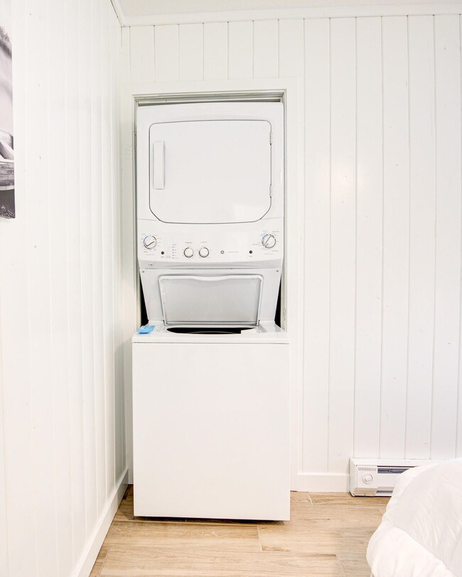 (4) In Unit Stackable Washer and Dryer