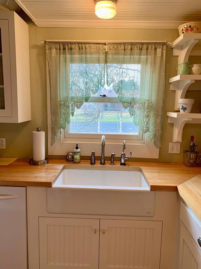 514 W College St, Fredericksburg, TX 78624 - photo 7