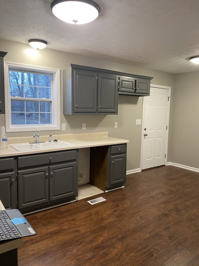 378 Holder Ln, Mc Minnville, TN 37110 - photo 5