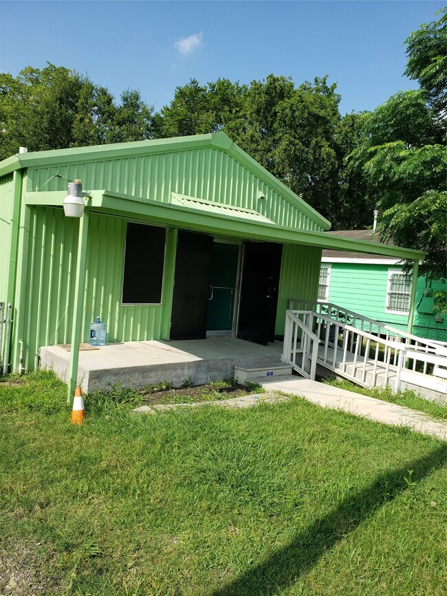 5220 1/2 Bennington St, Houston, TX 77028 - photo 6