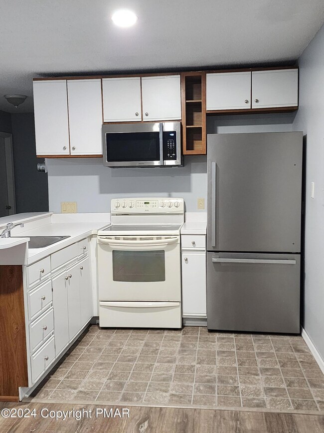 15 Pointe St unit 1st Floor, Mount Pocono, PA 18344 - photo 7