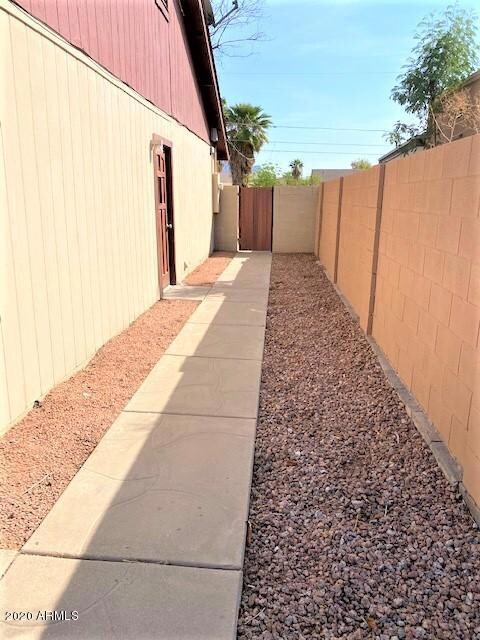 ROYAL PALM SIDEWALK TO WALK THRU GATE