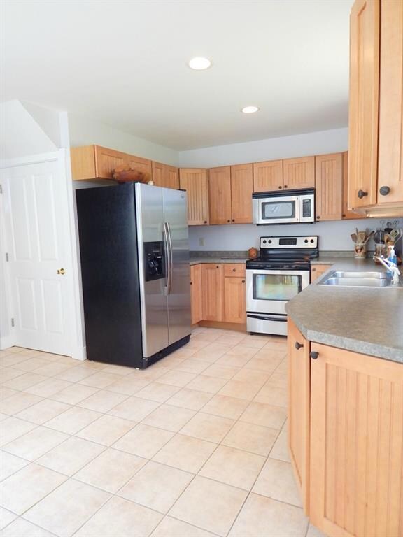 Light bright kitchen with maple...