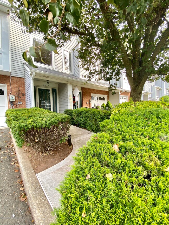 119 Commodore Dr, Staten Island, NY 10309 - photo 5