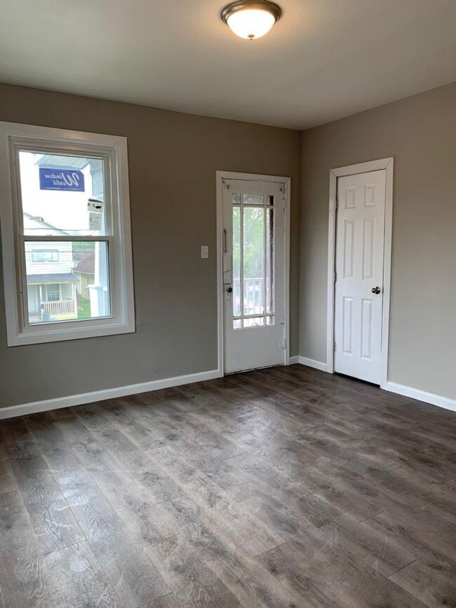 211 E Sterling St unit 4, Baytown, TX 77520 - photo 2