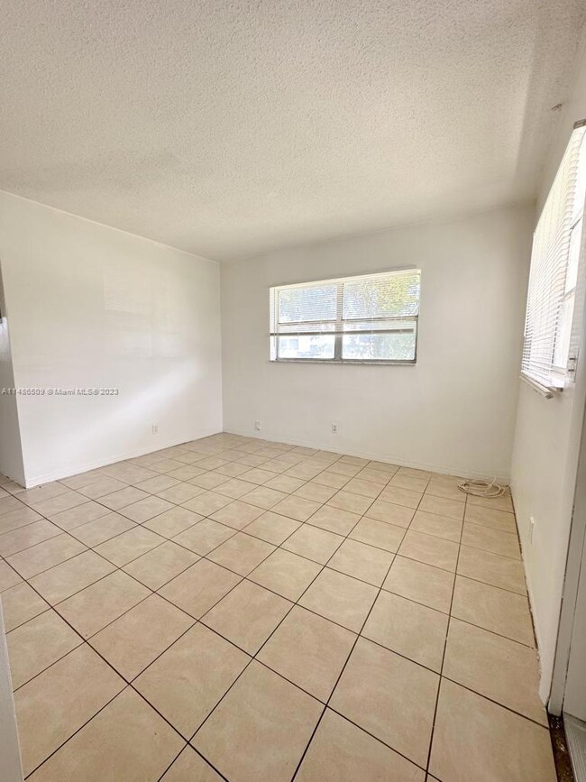 502 Phippen Waiters Rd unit 1-4, Dania, FL 33004 - photo 5