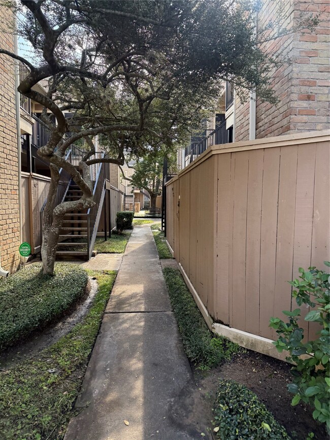 706 Bering Dr unit 103, Houston, TX 77057 - photo 3