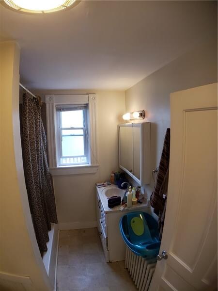 Unit 3's full bath.