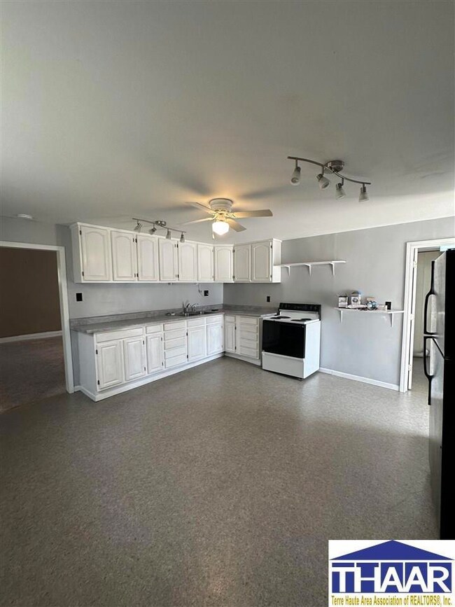 560 N Main St, Linton, IN 47441 - photo 3