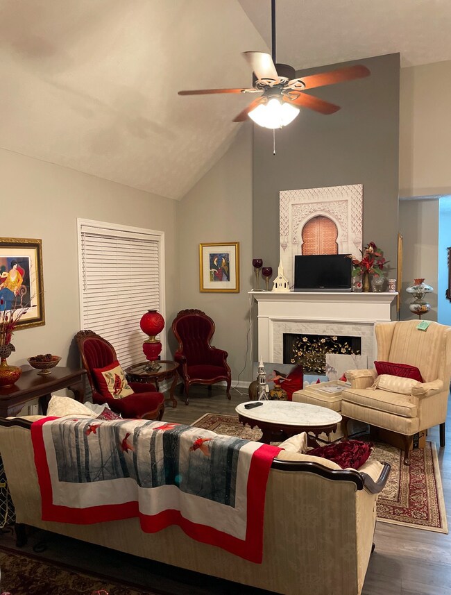 Your livingroom has a vaulted ceiling, lasting laminate, and cooling fan