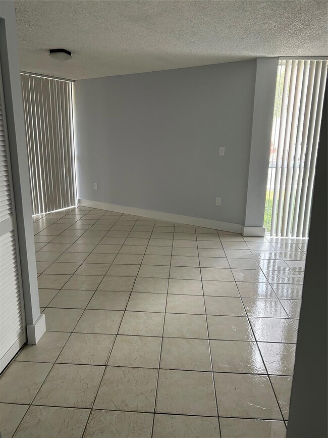 Las Brisas at Country Club of Miami unit D111, Hialeah, FL 33015 - photo 4