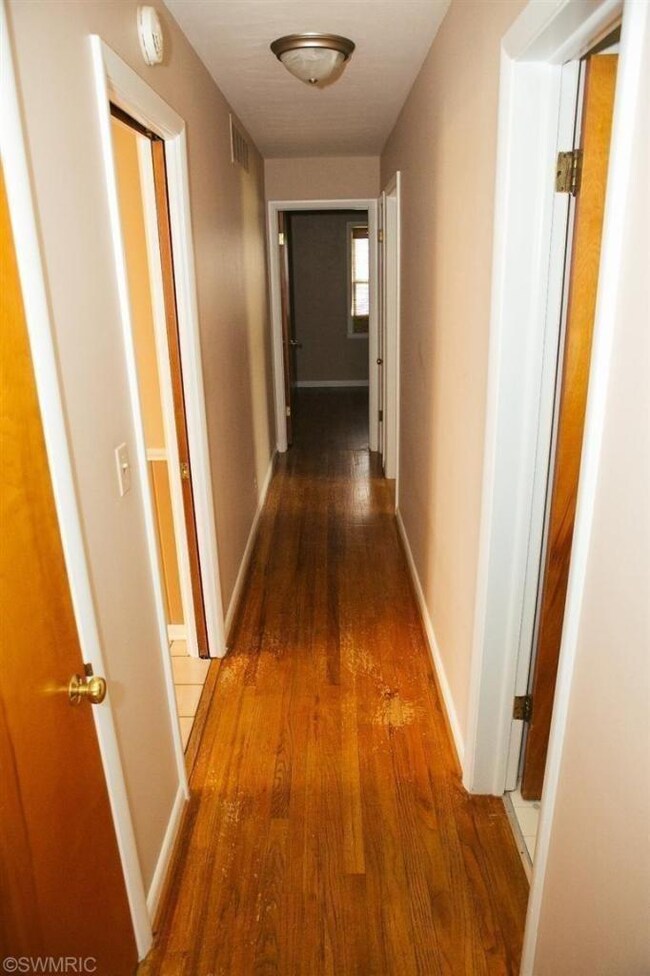 1804 Emerald Ave NE, Grand Rapids, MI 49505 - photo 4