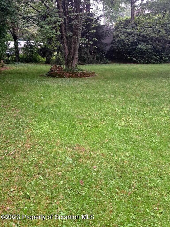 319 Blue Shutters Rd, Roaring Brook Township, PA 18444 - photo 5